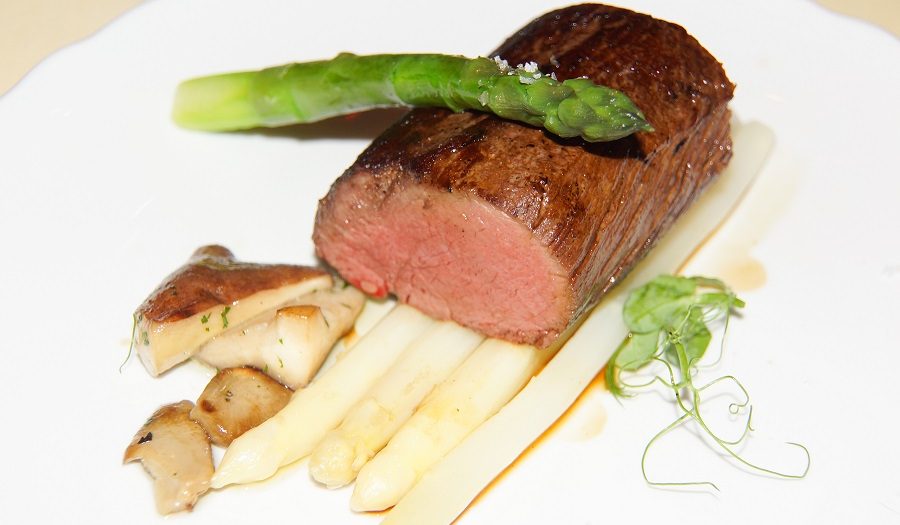 Dry-Aged beef fillet with asparagus and mushrooms