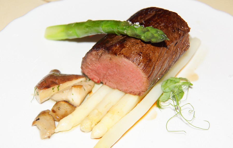 Dry-Aged beef fillet with asparagus and mushrooms - Dry Ager Australia & NZ